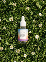 Root Forge Rosemary Hair & Scalp Strengthening Oil im Gras